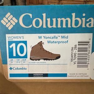 Columbia hiking shoes NWT size 10W/8M